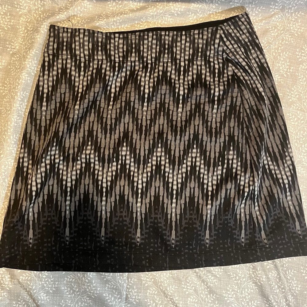 Athleta women’s XS skirt with black, white and gray pattern.